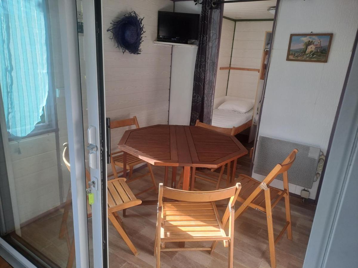 Chalet Pour 5 Personnes Equipe Sur Emplacement Privatif Dans Camping 4 Etoiles Appartenant Et Gere Par Un Particulier Hotel Foix Exterior foto