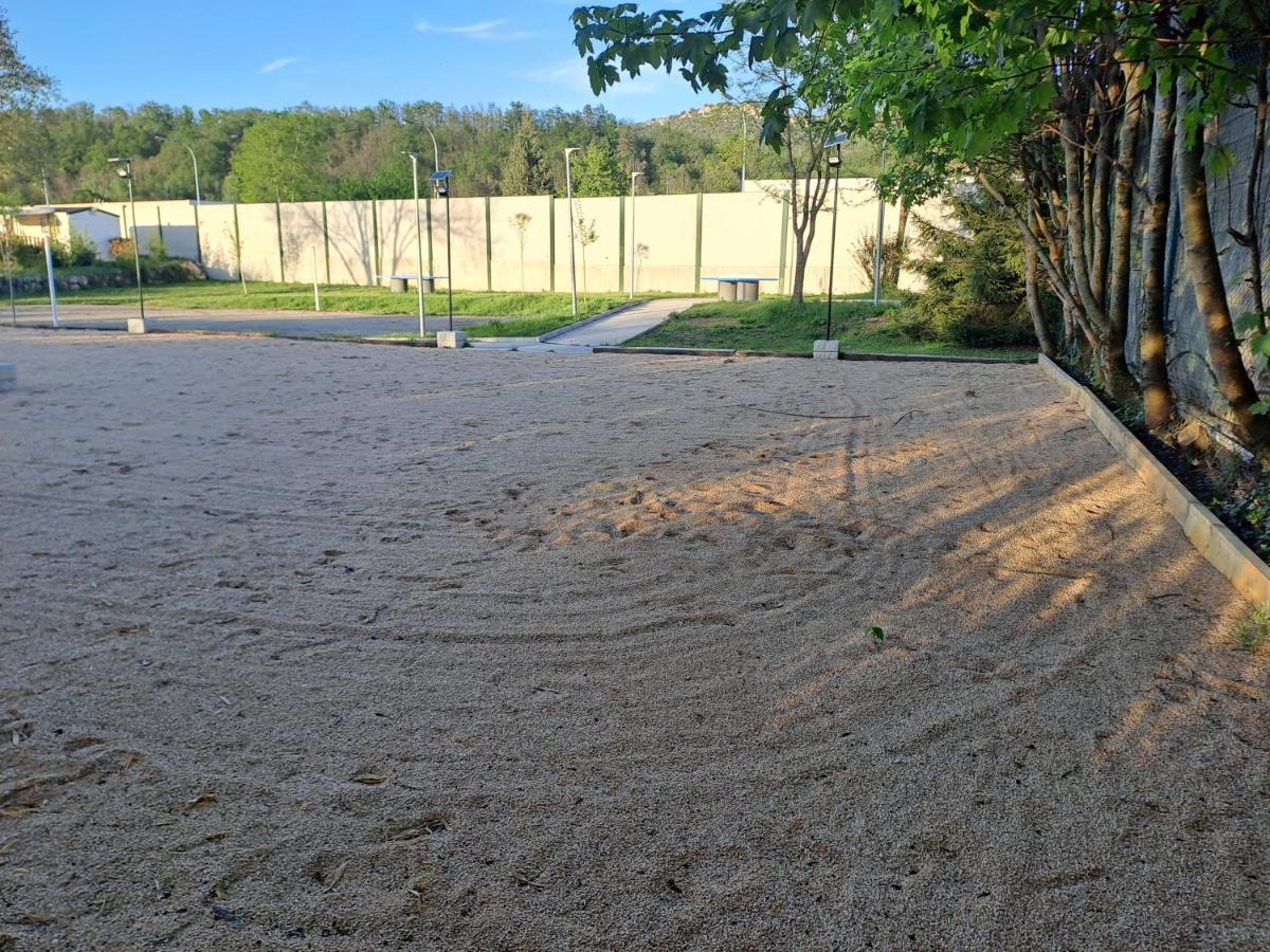 Chalet Pour 5 Personnes Equipe Sur Emplacement Privatif Dans Camping 4 Etoiles Appartenant Et Gere Par Un Particulier Hotel Foix Exterior foto